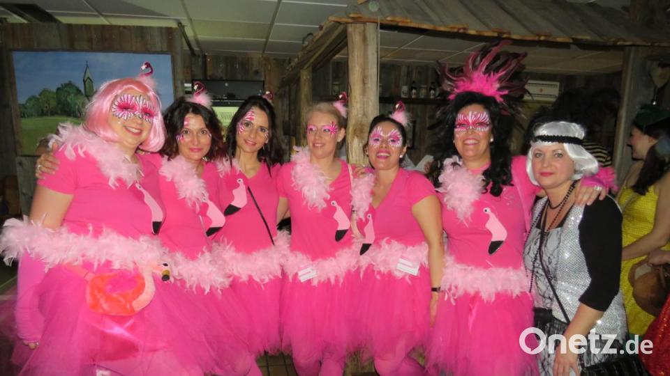 Hoch her ging es beim Weiberfasching in d`Wirtschaft. Viele tolle Masken bevölkerten die Säle. Bild: adj