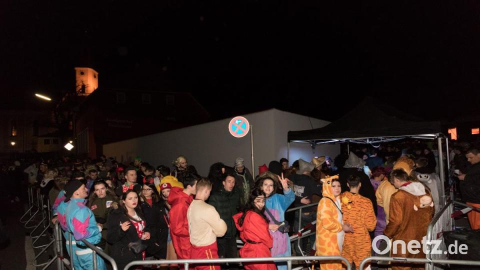 Beim Weiberfasching in Moosbach ging am &quot;Naschn Pfinsta&quot; die Post ab. Der ganze Ort war eine einzige Partymeile. Bild: dtr