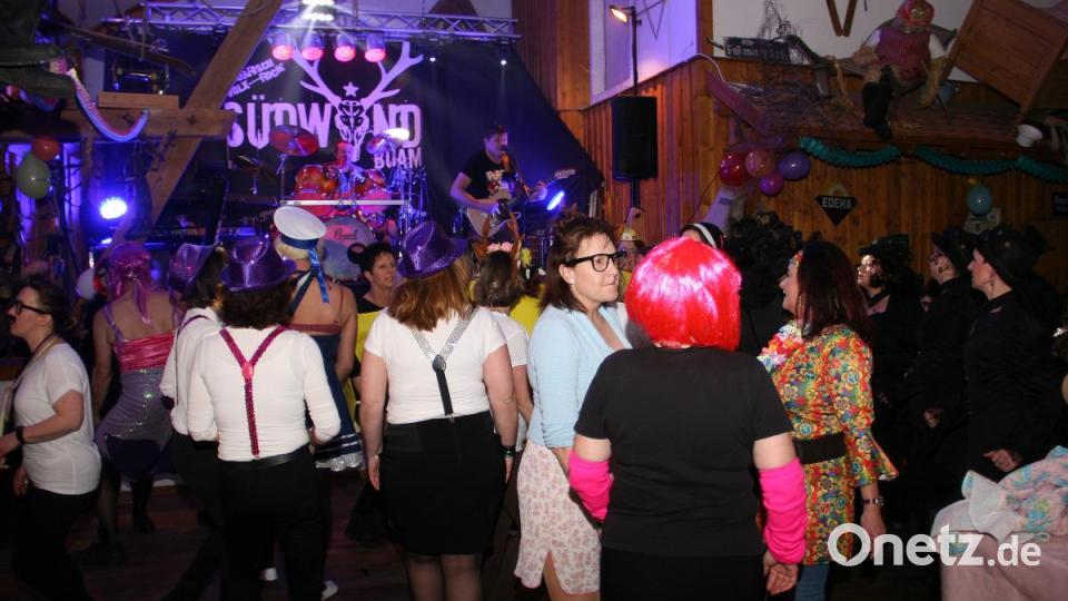 Getanzt wurde bis spät in die Nacht. Für Stimmung und gute Laune sorgten die „Südwind-Buam“ aus Falkenberg. Bild: wro