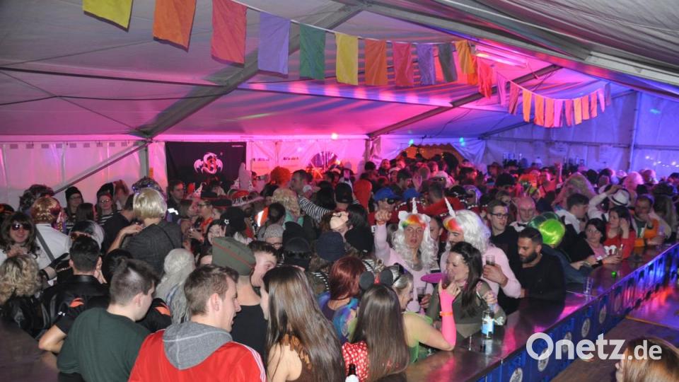 Wer zur Bar möchte braucht Zeit, wer sein Getränk hat auch. Bild: ak