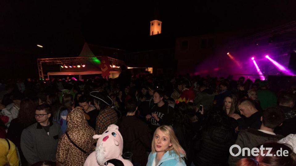Beim Weiberfasching in Moosbach ging am &quot;Naschn Pfinsta&quot; die Post ab. Der ganze Ort war eine einzige Partymeile. Bild: dtr