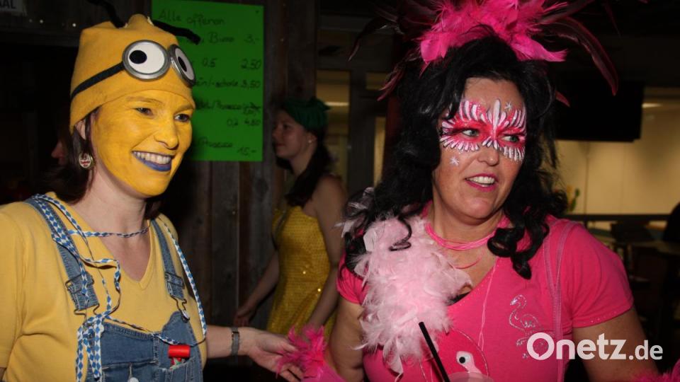 Hoch her ging es beim Weiberfasching in d`Wirtschaft. Viele tolle Masken bevölkerten die Säle. Bild: adj