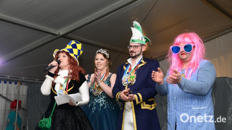 HFV-Präsidentin Vereina Hoch hat für den Weiberfasching das traditionelle Outfit ablegt und sich ein tolles Kostüm ausgesucht. Sie begrüßt gemeinsam mit dem Hammerleser Prinzenpaar Michael VI. und Theresa I. die Gäste. Bild: bey