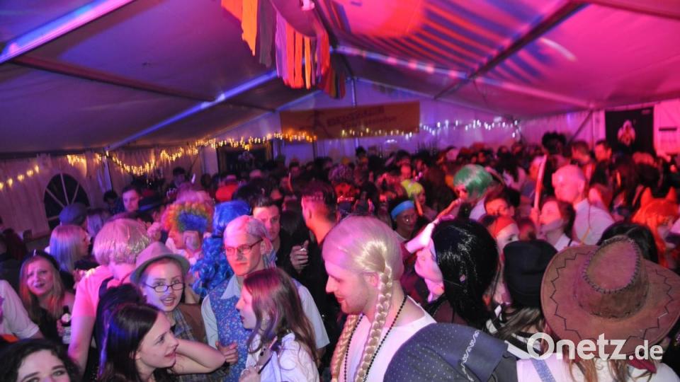 Brechend voll sind die Zelte auf dem Sportgelände. Bild: ak