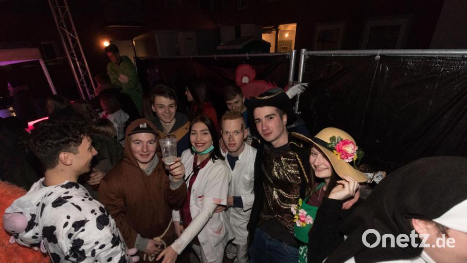 Beim Weiberfasching in Moosbach ging am &quot;Naschn Pfinsta&quot; die Post ab. Der ganze Ort war eine einzige Partymeile. Bild: dtr