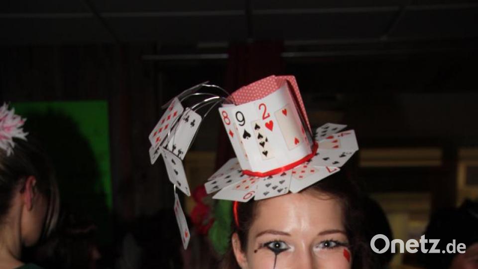 Hoch her ging es beim Weiberfasching in d`Wirtschaft. Viele tolle Masken bevölkerten die Säle. Bild: adj