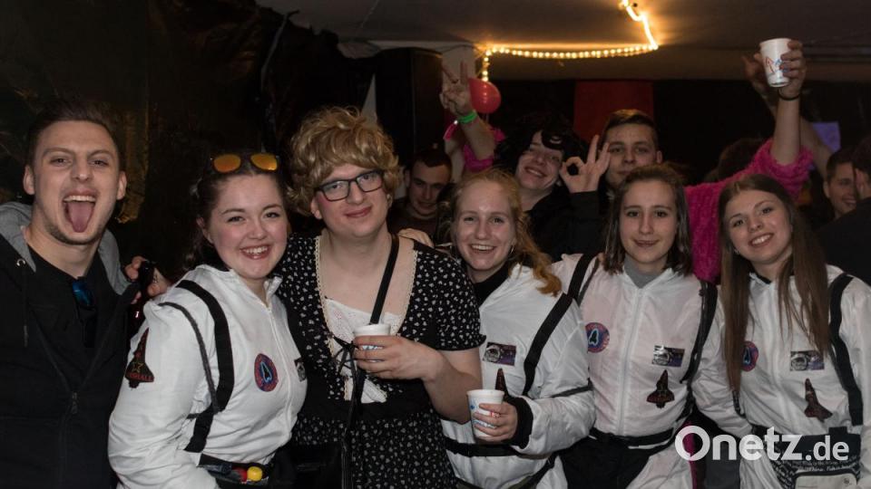 Beim Weiberfasching in Moosbach ging am &quot;Naschn Pfinsta&quot; die Post ab. Der ganze Ort war eine einzige Partymeile. Bild: dtr