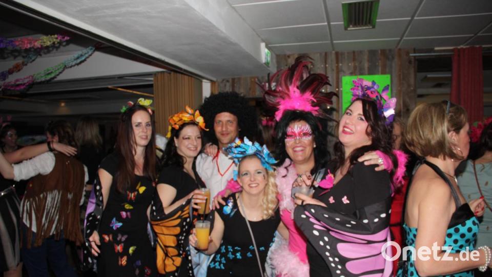 Hoch her ging es beim Weiberfasching in d`Wirtschaft. Viele tolle Masken bevölkerten die Säle. Bild: adj