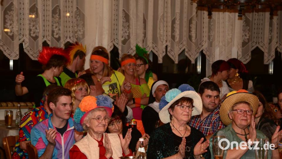 Die kostümierten Besucher zolllten bei den Auftritten der Prinzengarde und der maskierten Gruppen viel Beifall. Bild: bey