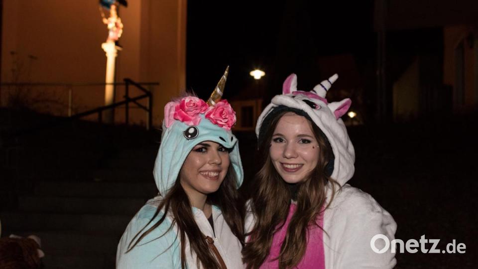 Beim Weiberfasching in Moosbach ging am &quot;Naschn Pfinsta&quot; die Post ab. Der ganze Ort war eine einzige Partymeile. Bild: dtr