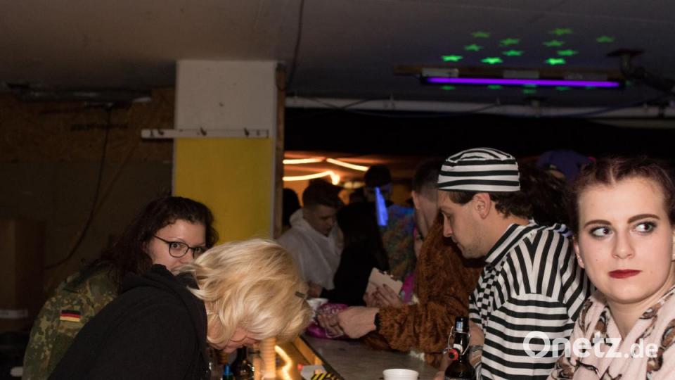 Beim Weiberfasching in Moosbach ging am &quot;Naschn Pfinsta&quot; die Post ab. Der ganze Ort war eine einzige Partymeile. Bild: dtr