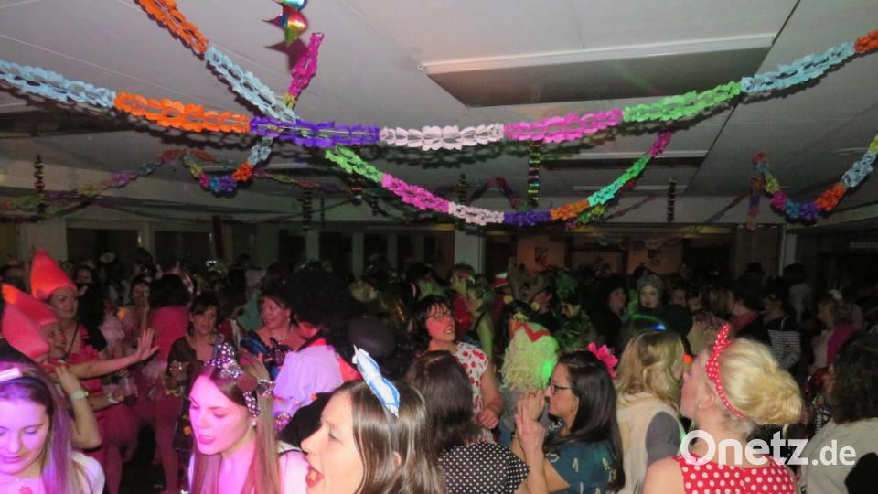 Hoch her ging es beim Weiberfasching in d`Wirtschaft. Viele tolle Masken bevölkerten die Säle. Bild: adj