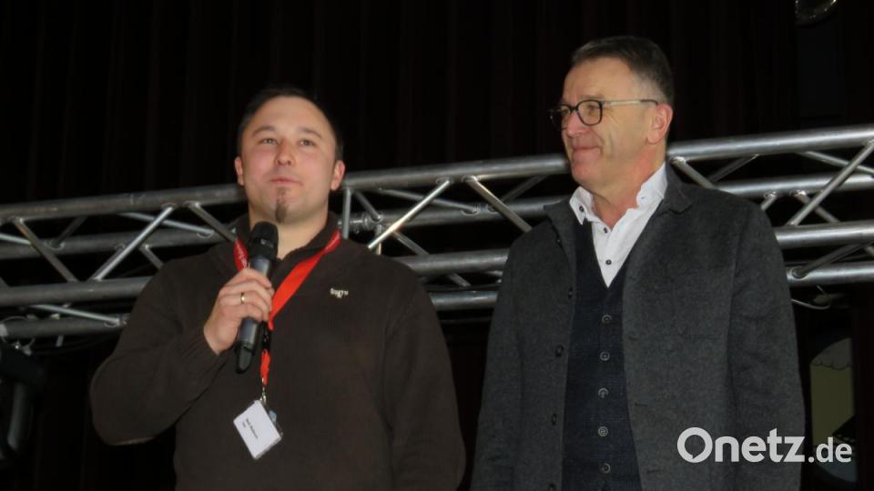 Hugos Vater Berthold Walbrunn (links) bedankt sich für die große Hilfsbereitschaft. Bild: ubb