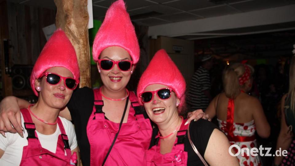 Hoch her ging es beim Weiberfasching in d`Wirtschaft. Viele tolle Masken bevölkerten die Säle. Bild: adj