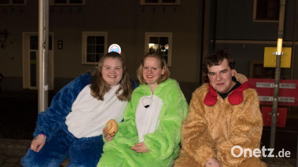 Beim Weiberfasching in Moosbach ging am &quot;Naschn Pfinsta&quot; die Post ab. Der ganze Ort war eine einzige Partymeile. Bild: dtr