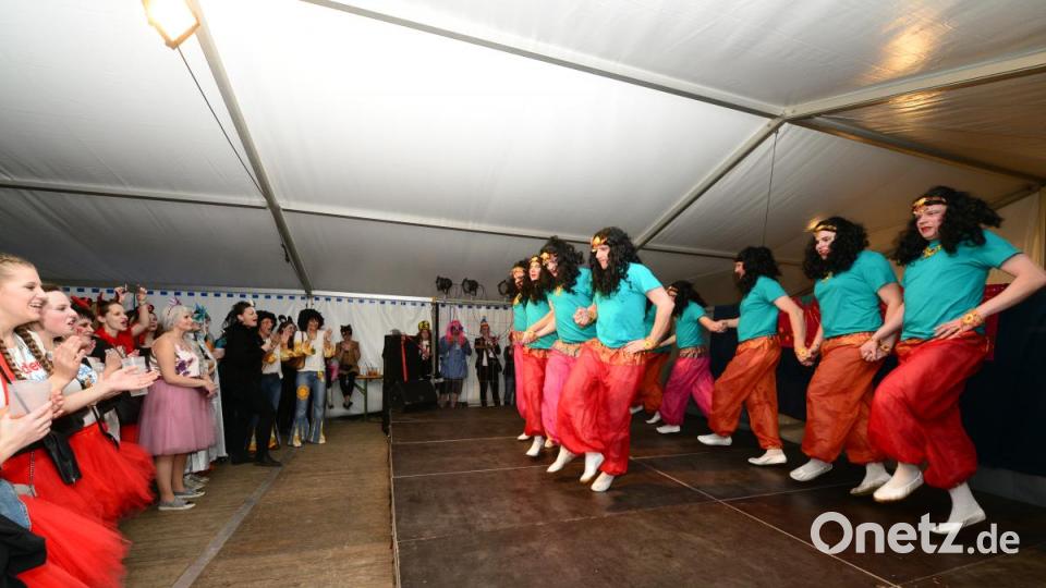 Das Männerballett der Faschingsgesellschaft Eschenbach kommt mit seinem Programm "Bollywood" ins Hammerleser Festzelt. Bild: bey