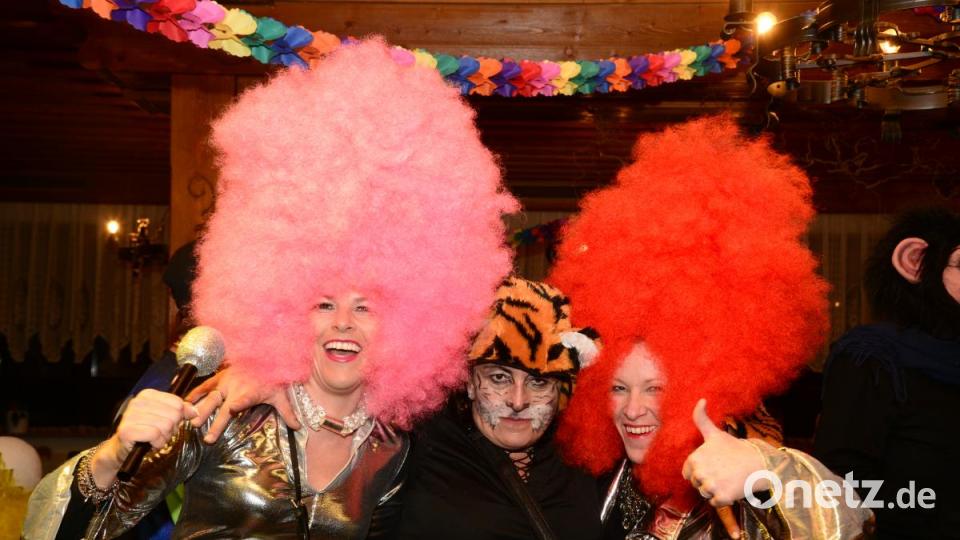 Die Besucher des Skihaserlballs waren von den Kostümen begeistert. Auch die beiden &quot;Schlagerqueens&quot; bekommen Beifall. Bild: bey