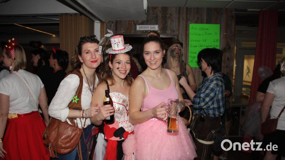 Hoch her ging es beim Weiberfasching in d`Wirtschaft. Viele tolle Masken bevölkerten die Säle. Bild: adj