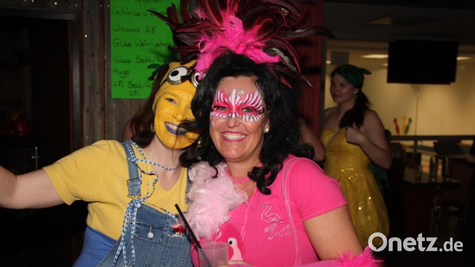 Hoch her ging es beim Weiberfasching in d`Wirtschaft. Viele tolle Masken bevölkerten die Säle. Bild: adj