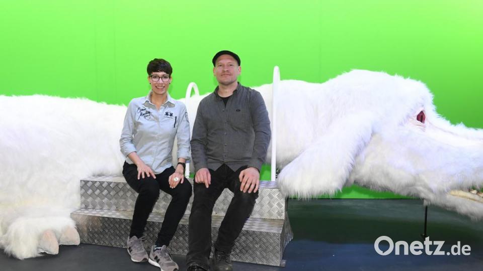 Bavaria-Filmstadt-Leiterin Valeria Torchiaro-Steinmeier, Kurator Sven Femerling und der Glücksdrache Fuchur aus dem Film „Die Unendliche Geschichte“. Bild: Felix Hörhager