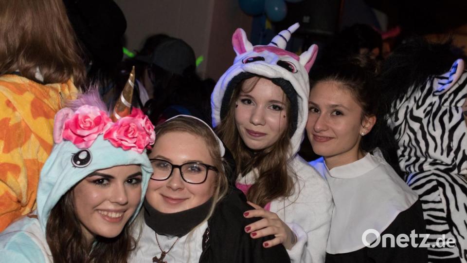 Beim Weiberfasching in Moosbach ging am &quot;Naschn Pfinsta&quot; die Post ab. Der ganze Ort war eine einzige Partymeile. Bild: dtr