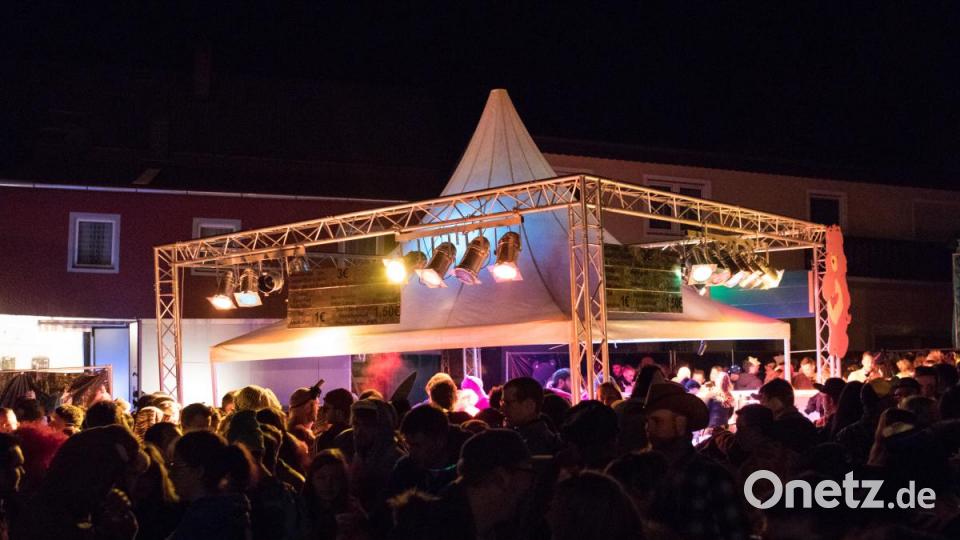 Beim Weiberfasching in Moosbach ging am &quot;Naschn Pfinsta&quot; die Post ab. Der ganze Ort war eine einzige Partymeile. Bild: dtr