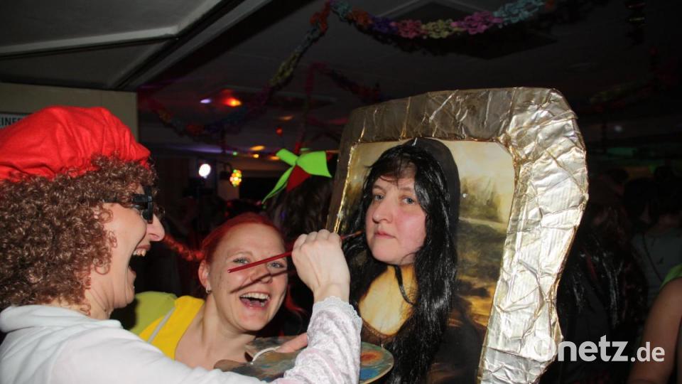 Hoch her ging es beim Weiberfasching in d`Wirtschaft. Viele tolle Masken bevölkerten die Säle. Bild: adj