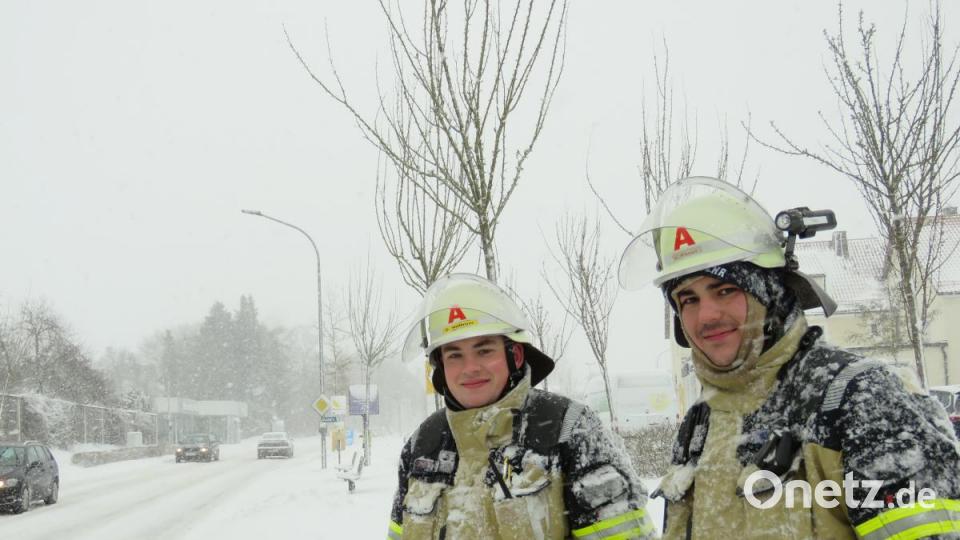 Alles für den kleinen Hugo: Der Kälte und den Schneemassen trotzten die Tirschenreuther Feuerwehrleute, die draußen den Verkehr regelten und für ein sicheres Ankommen der Bürger sorgten. Bild: ubb