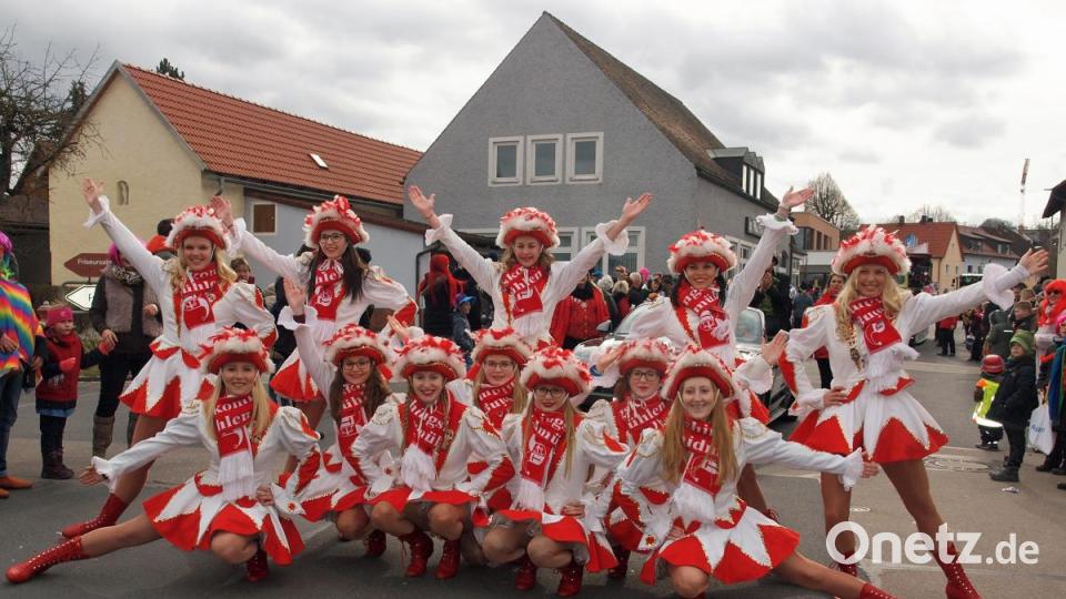 Viel Beifall erhielt die Prinzengarde des Faschingskomitees Schmidmühlen, als sie ihren Gardetanz zeigte. Bild: sön