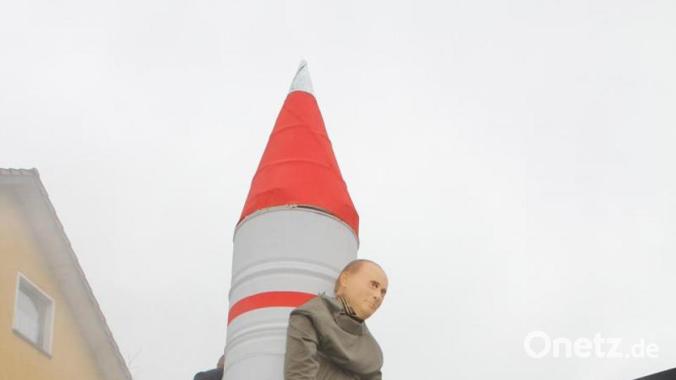 Unbeliebte Politiker werden einfach auf den Mond geschossen. Bild: frd