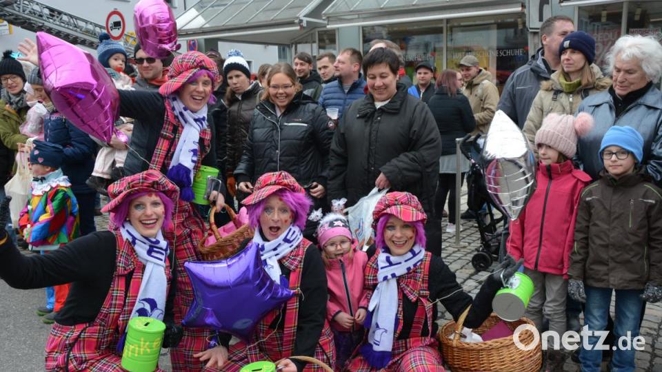 Vier Clowns des Gaudiwurm-Vereins baten um Spenden. Bild: jr