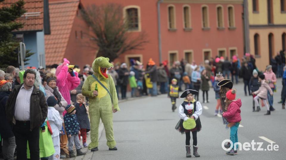 Dino mit Kindern im Blick Bild: brü