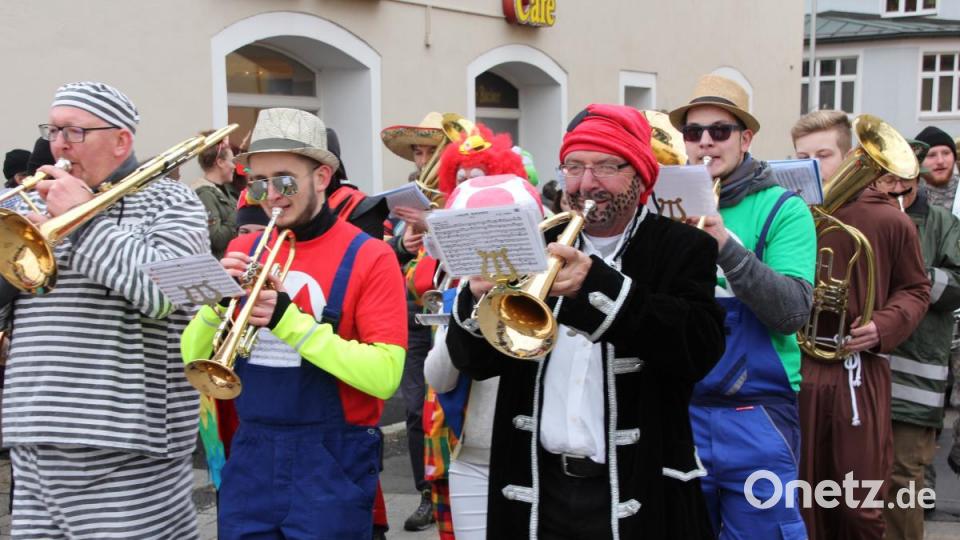 Die Grenzlandbuam aus Bärnau begleiteten den Faschingszug musikalisch. Bild: kro