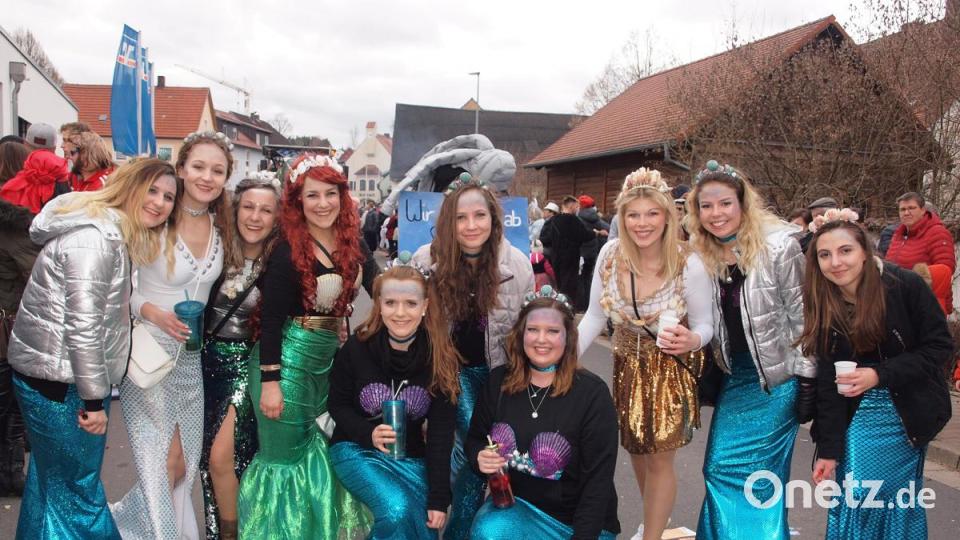 Die Bouchdna Mädels schwammen als Meerjungfrauen auf der Vils nach Rieden. Bild: sön