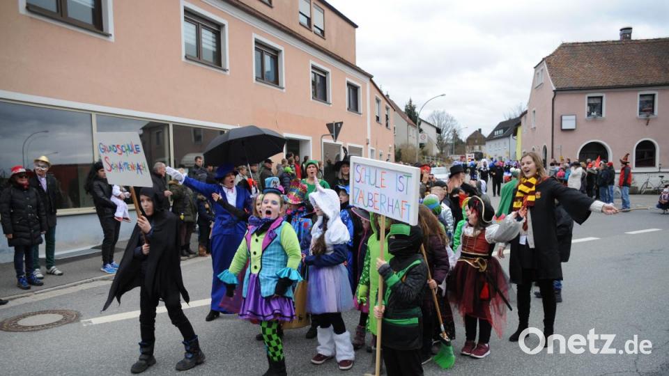 Die Grundschule macht sich auf den Weg. Bild: brü