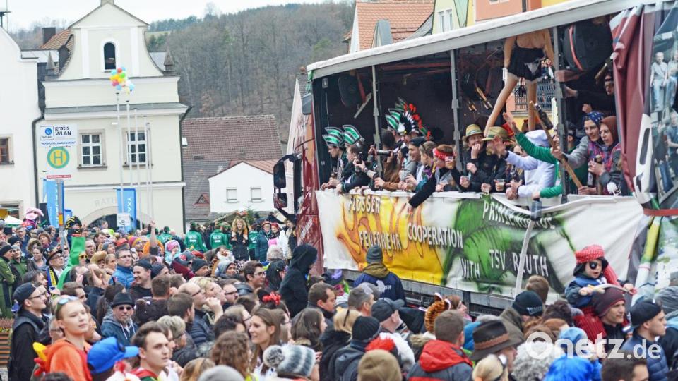 Mehr als 10.000 Menschen feierten ausgelassen, als der Faschingszug mit 77 Wagen und Gruppen durch Neustadt zog. Bild: Gabi Schönberger