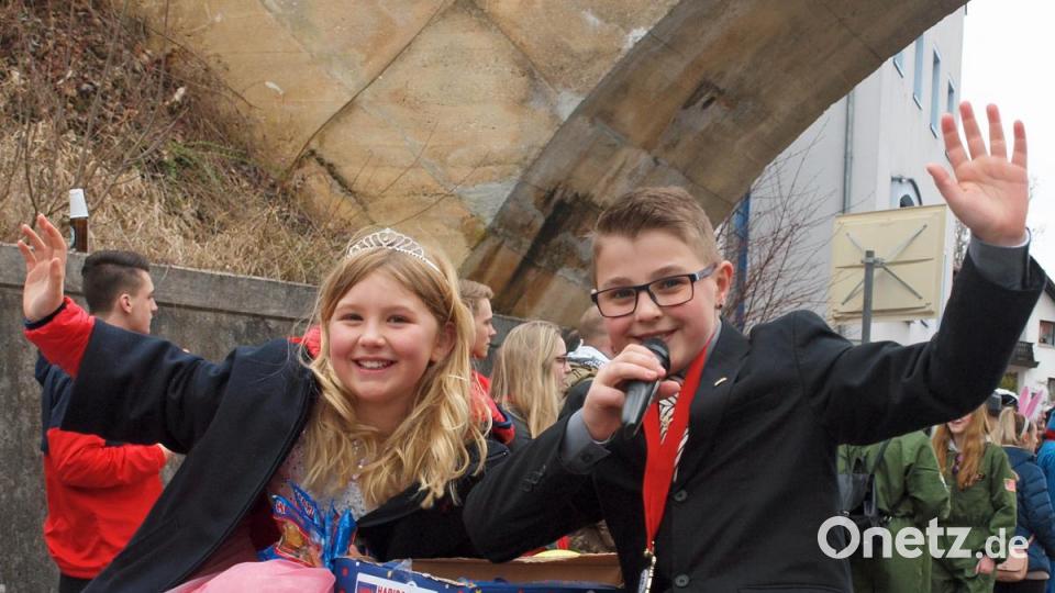 Das Kinderprinzenpaar Prinz Tim I. mit Prinzessin Angelina I. hatte beim Faschingszug viel Spaß an der Freud. Bild: sön