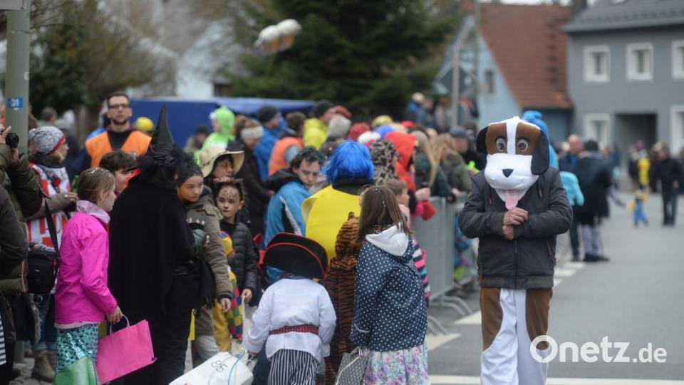 Auch der Hund wartete geduldig auf den Start. Bild: brü