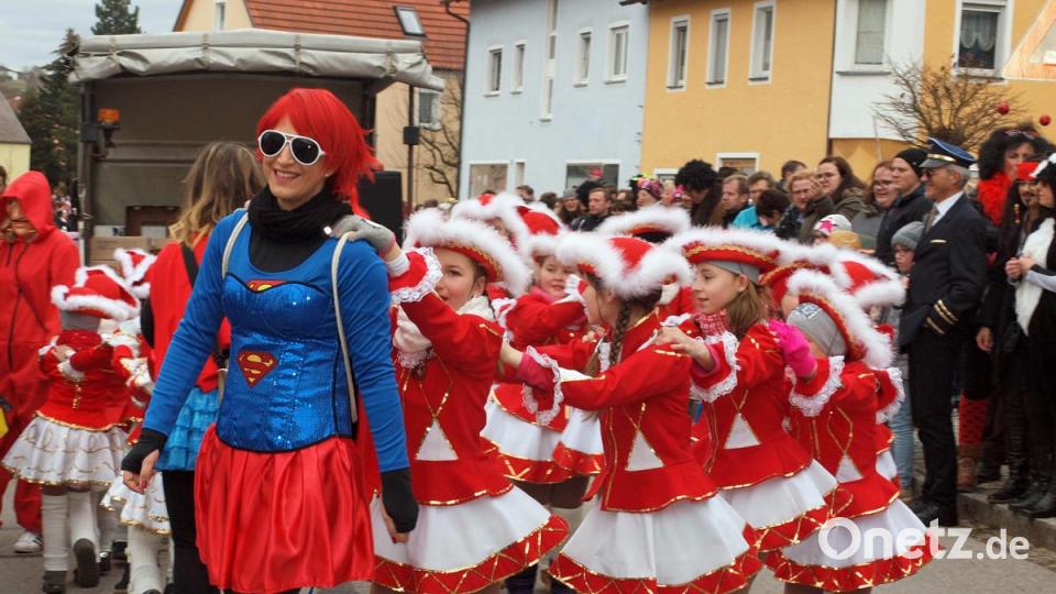 Die Kindergarde der Narrhalla Rieden zeigte ihren Gardetanz und forderte zur Polonäse auf. Bild: sön