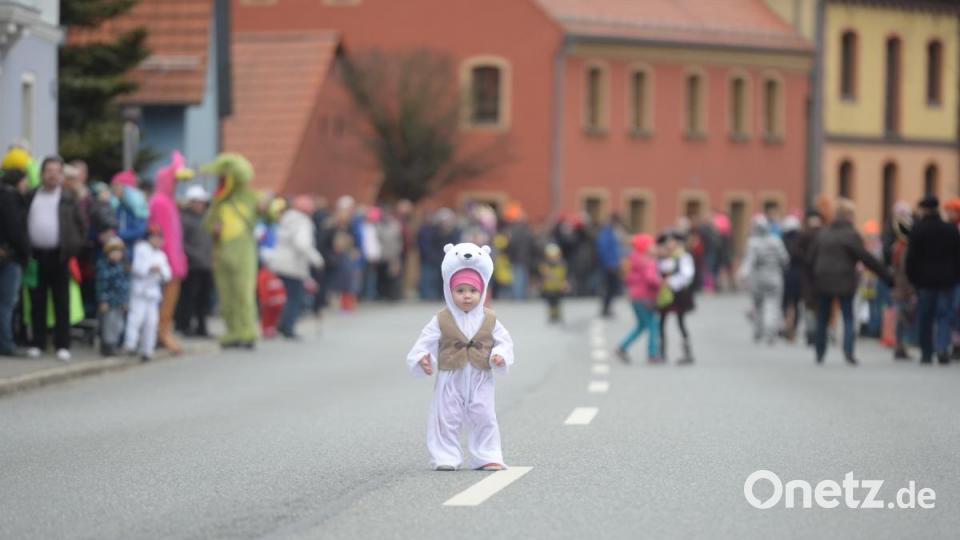 Tapfer dem Zug in den Weg stellen um auch wirklich was Süsses zu ergattern. Bild: brü