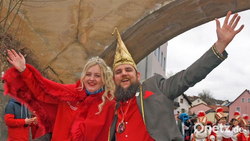 Huldvoll grüßten Prinzessin Tamara I. und Prinz Andreas I. das närrische Volk und verteilten Süßigkeiten. Bild: sön