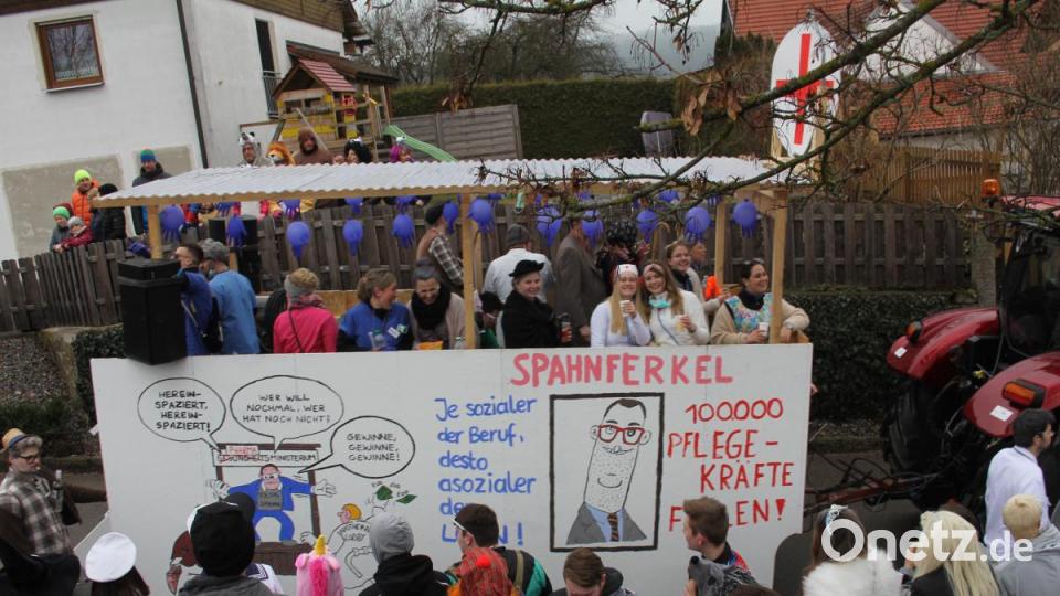 Die Maskierten haben eine Lösung für den Pflegenotstand parat. Bild: frd