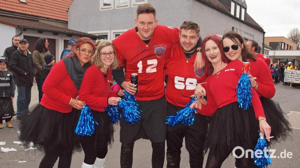 Auch die Oxnsullner Bears waren mit ihren Cheerleadern nach Rieden gekommen. Bild: sön