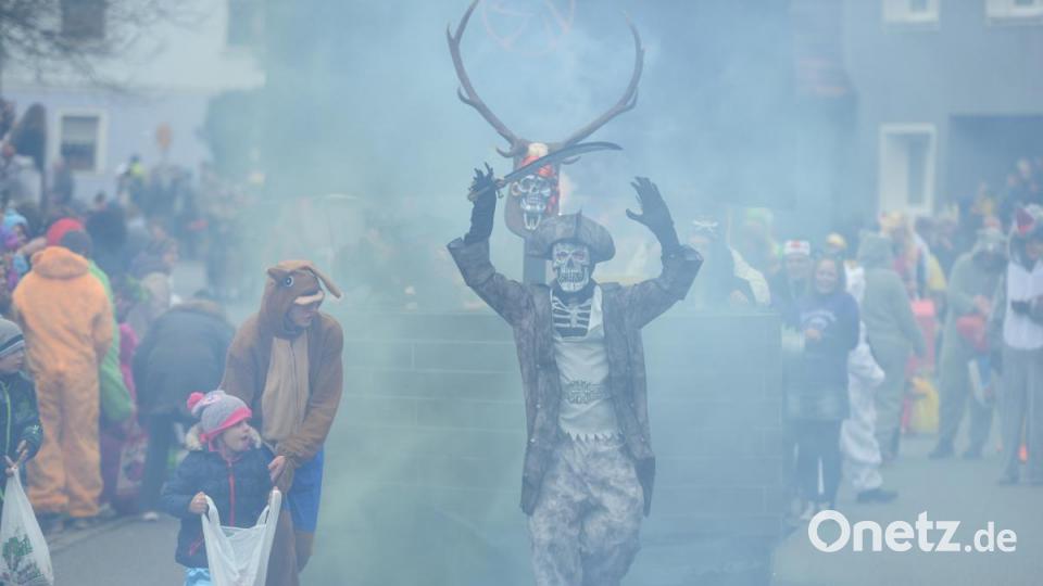 Aus dem Rauch tauchen die Piraten auf. Bild: brü