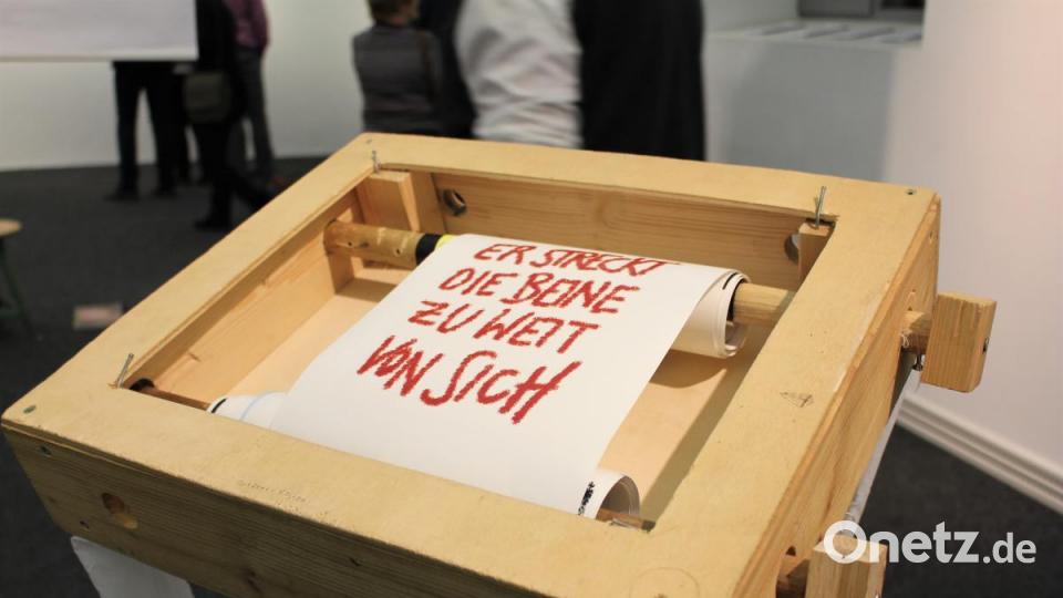 Der "Gehschreiber" von Jonas Beutlhauser ist das Buch zum Rollen und Beschreiben, tragbar, auch für den modernen Menschen. Bild: Dagmar Williamson, dwi