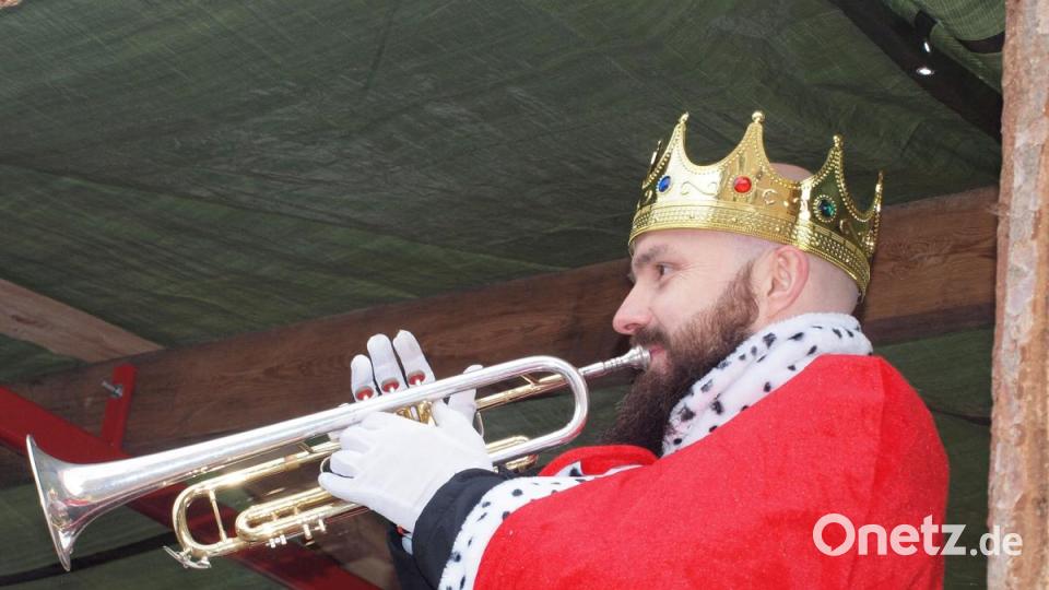 King Mirek traf wie alle Mitglieder der Riedener Blaskapelle beim Faschingszug den richtigen Ton. Bild: sön