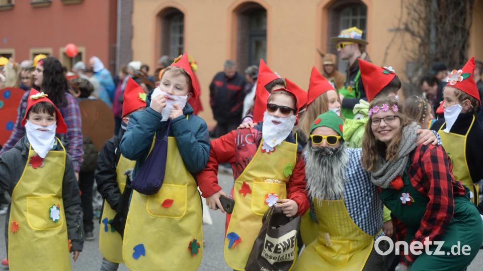 Die Gartenzwerge stellen sich zum Gruppenbild. Bild: brü