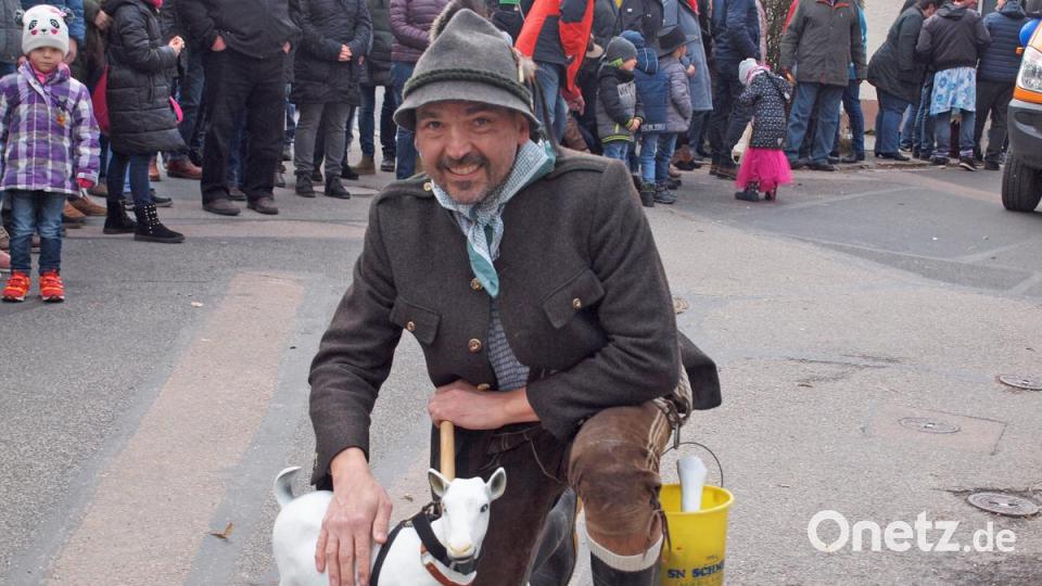 Immer führt ein Geißbock in Rieden den Faschingszug an. Heuer musste sich Armin Hofrichter mit einem dreibeinigen Wachs-Goaßbock zufrieden geben. Bild: sön