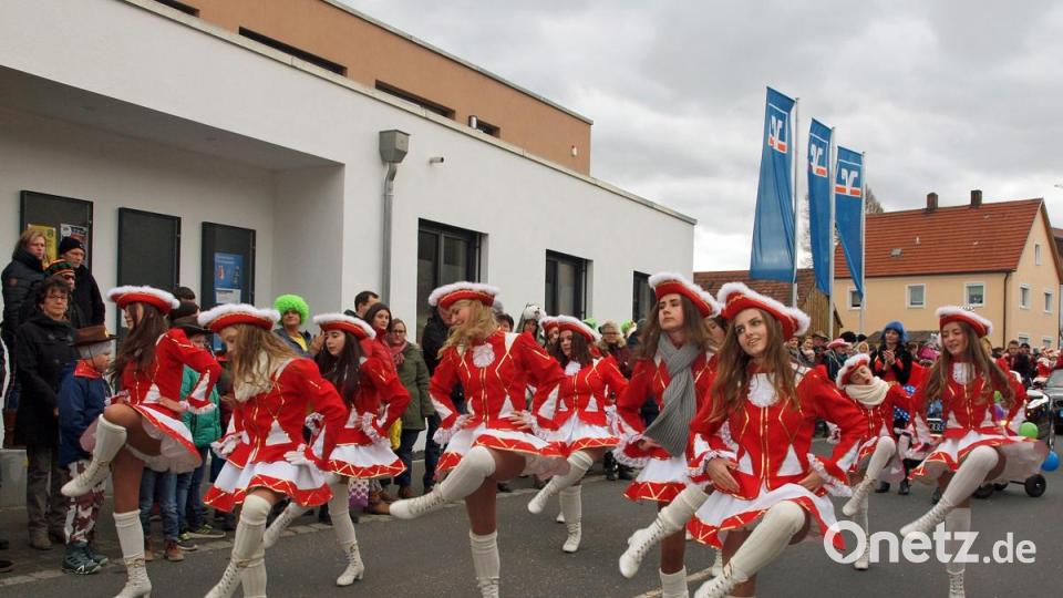 Beifall erhielt die Riedener Jugendgarde, die beim Faschingszug ihren Gardetanz zeigte. Bild: sön