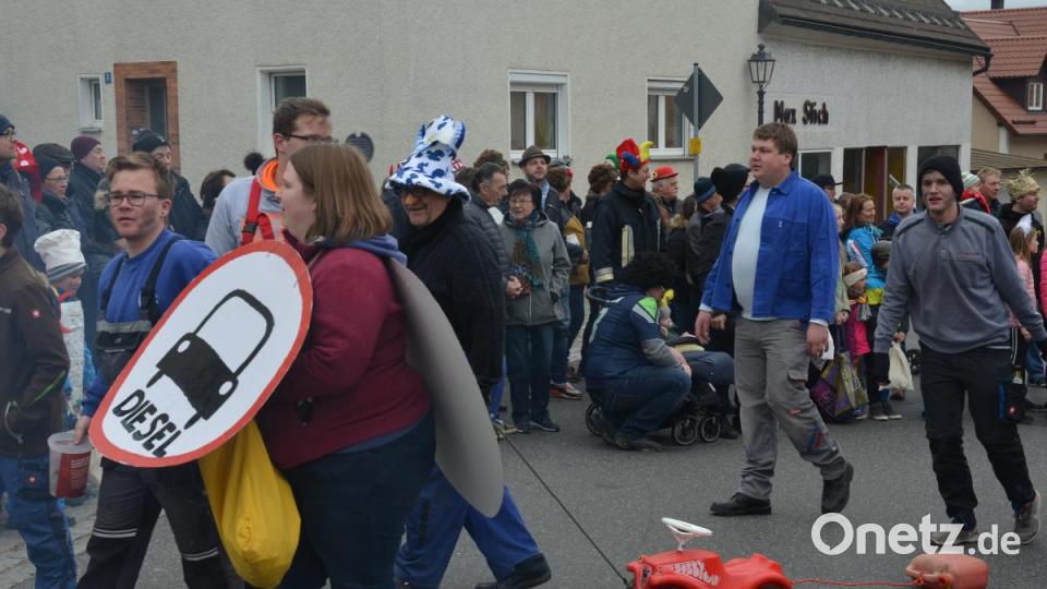 Für die Musikanten der Jugendkapelle Roggenstein war der Diesel-Skandal Thema für Fasching. Bild: dob